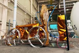 Лунные миссии станут дольше: беспроводная зарядка Astrobotic выдержала лунные условия с КПД 85%